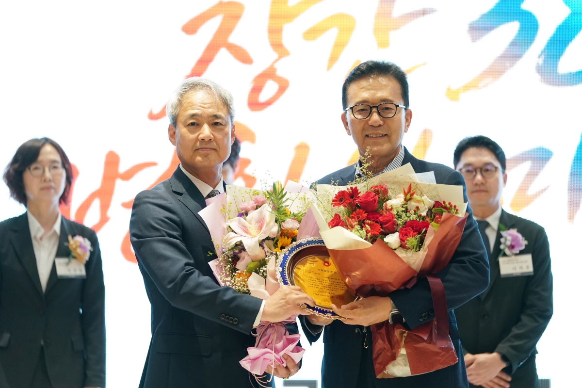 이재호 연수구청장이 기호일보가 주관하는 ‘제14회 기호참일꾼상’ 시상식에서 기초단체장상 부문 수상자로 선정되는 영예를 안았다